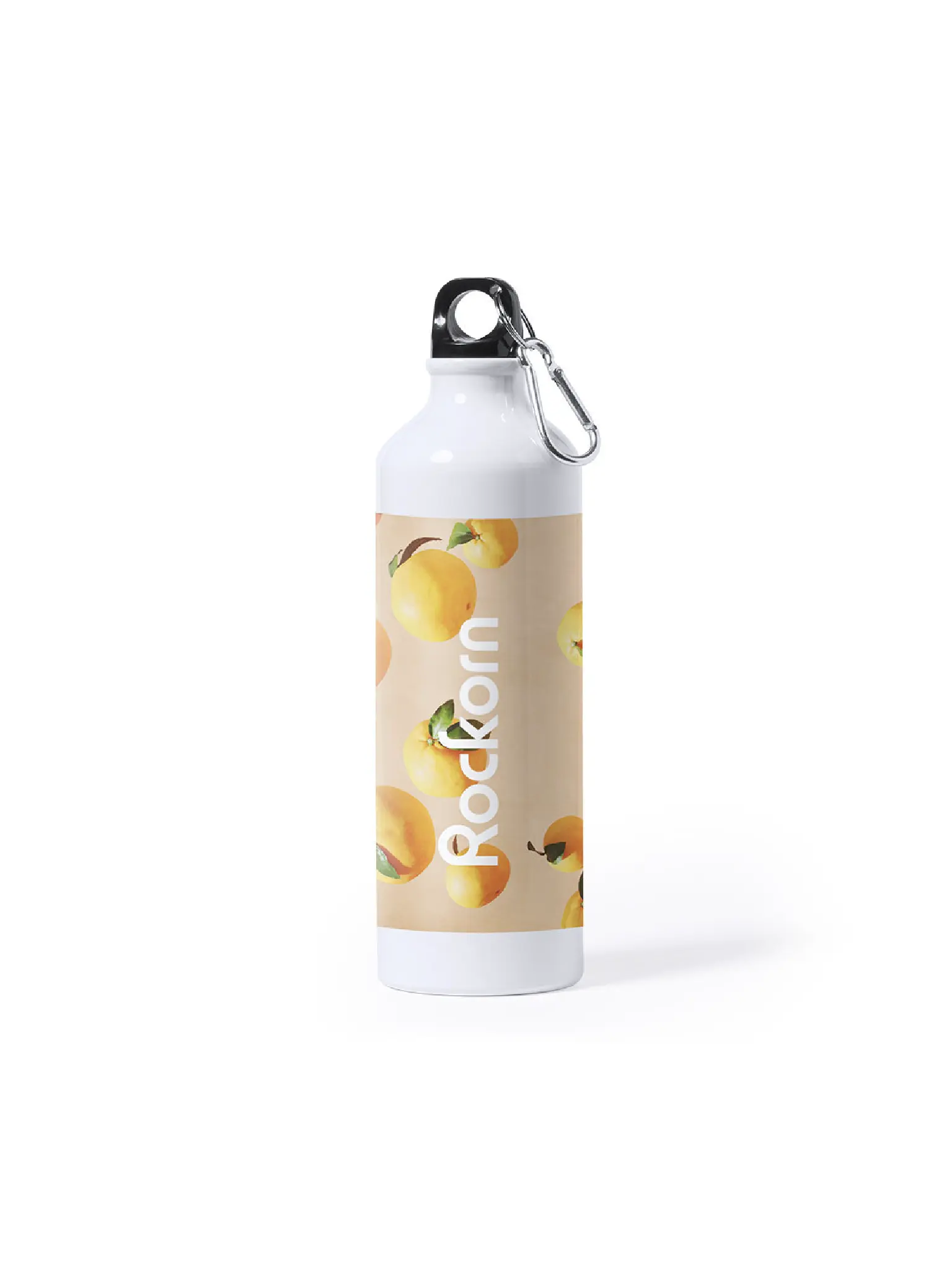 Botellas de agua reutilizables de aluminio, de pie sobre una superficie blanca. Botella blanca, con tapón de rosca y mosquetón Y diseño de naranja con logo.